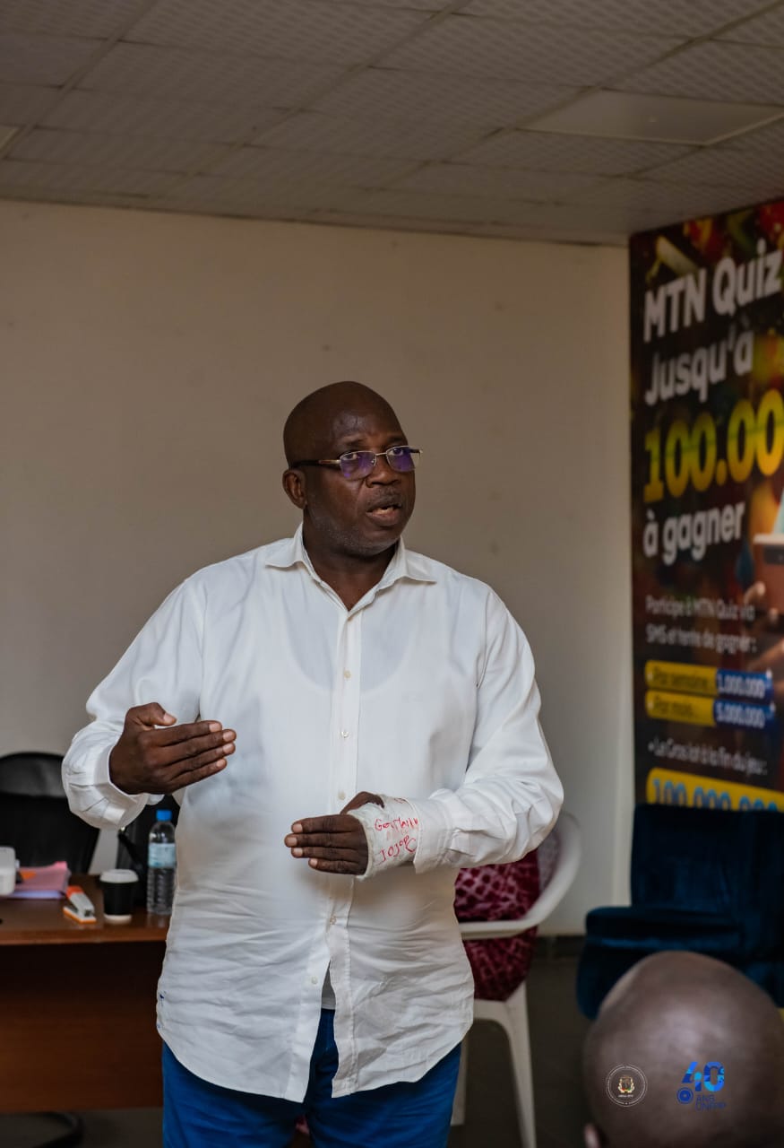 Intervention d'un formateur devant le groupe