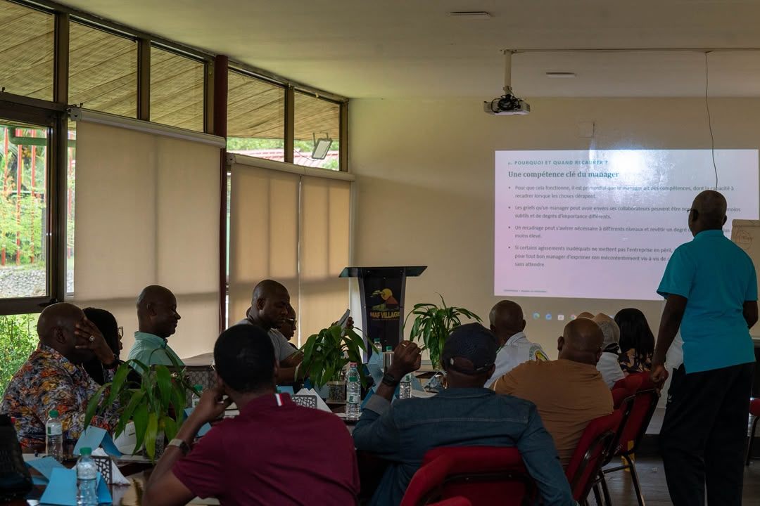 Participants en session de travail dans la salle