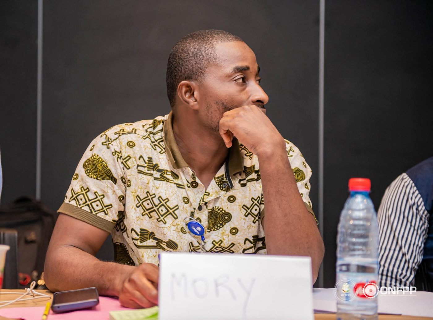 Participant en écoute attentive pendant la formation