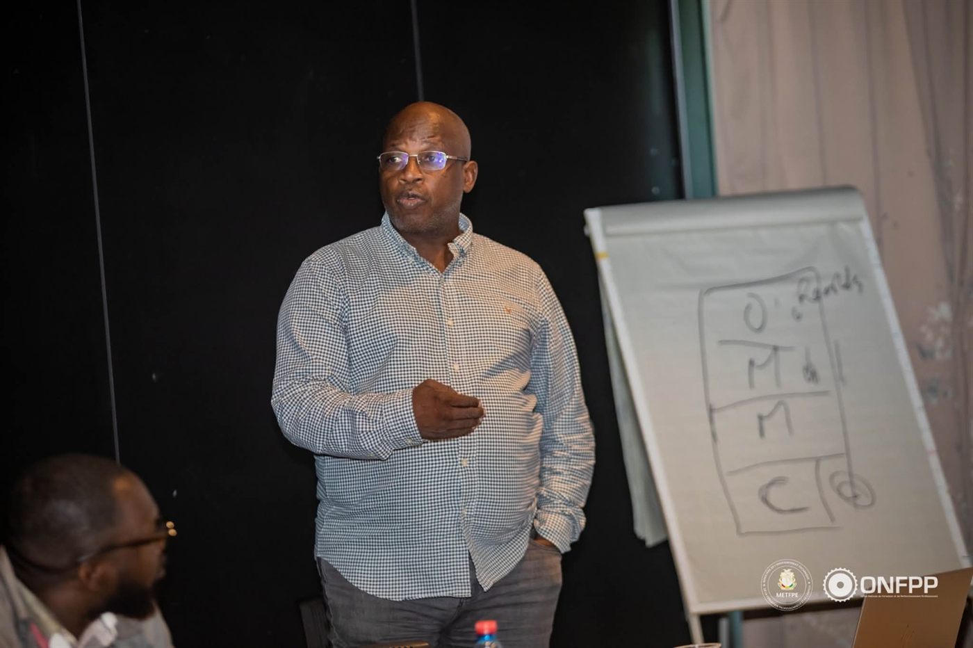 Animateur présentant au paperboard lors de la formation ONFPP