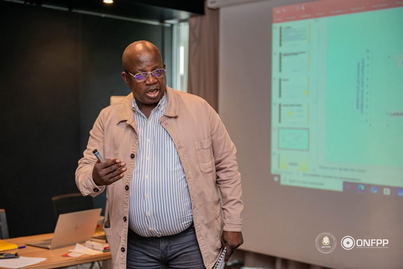 Participant prenant la parole devant le groupe