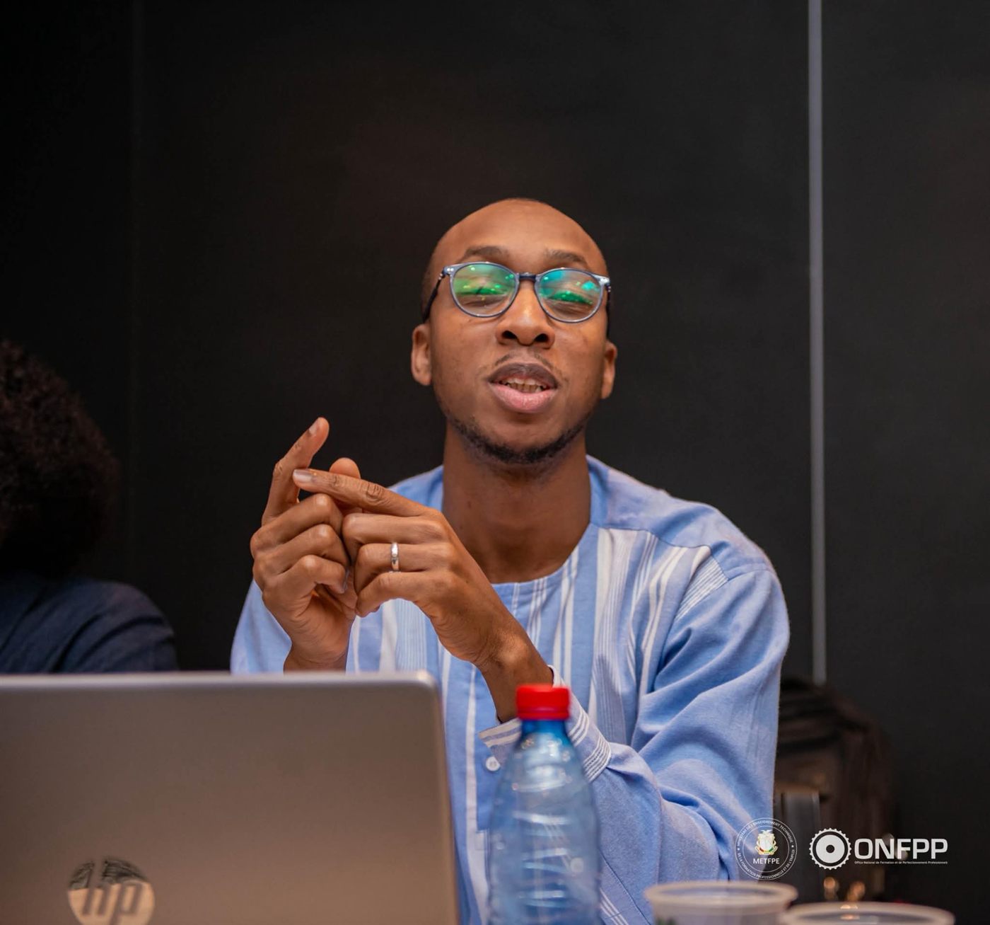 Participant attentif pendant la session de formation